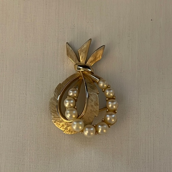 Estate jewelry gold and pearl brooch - Picture 1 of 8